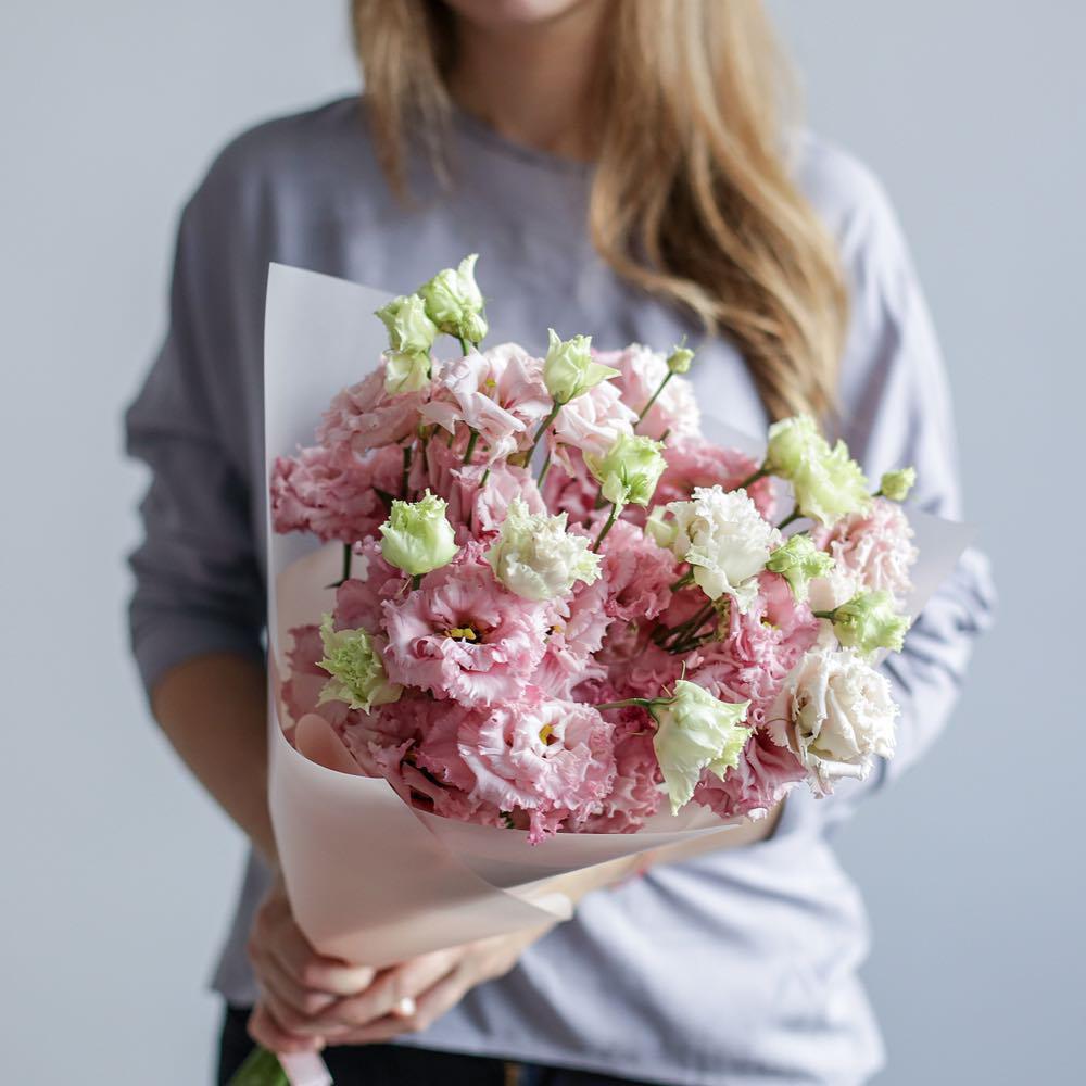 Букет из 9 розовых махровых эустом (лизиантусов) в стильной упаковке 