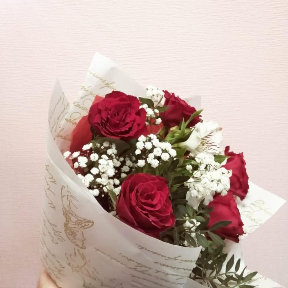 Букет с розами, альстромерией и гипсофиллой