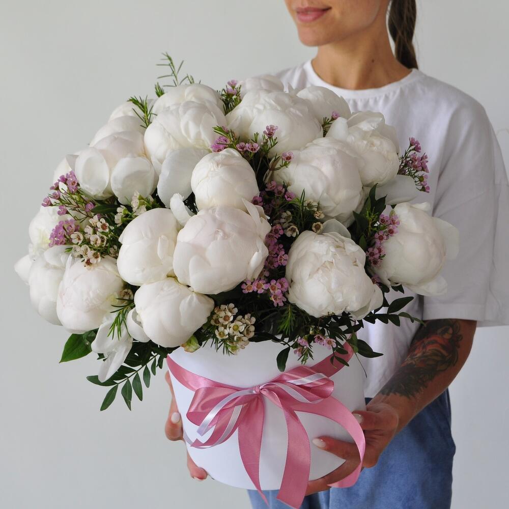 Белые пионы в коробке, 25 штучек