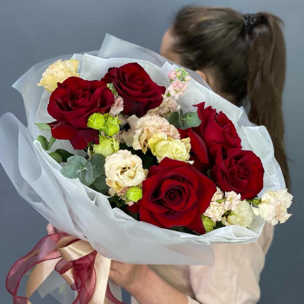 Букет с алой французской розой 