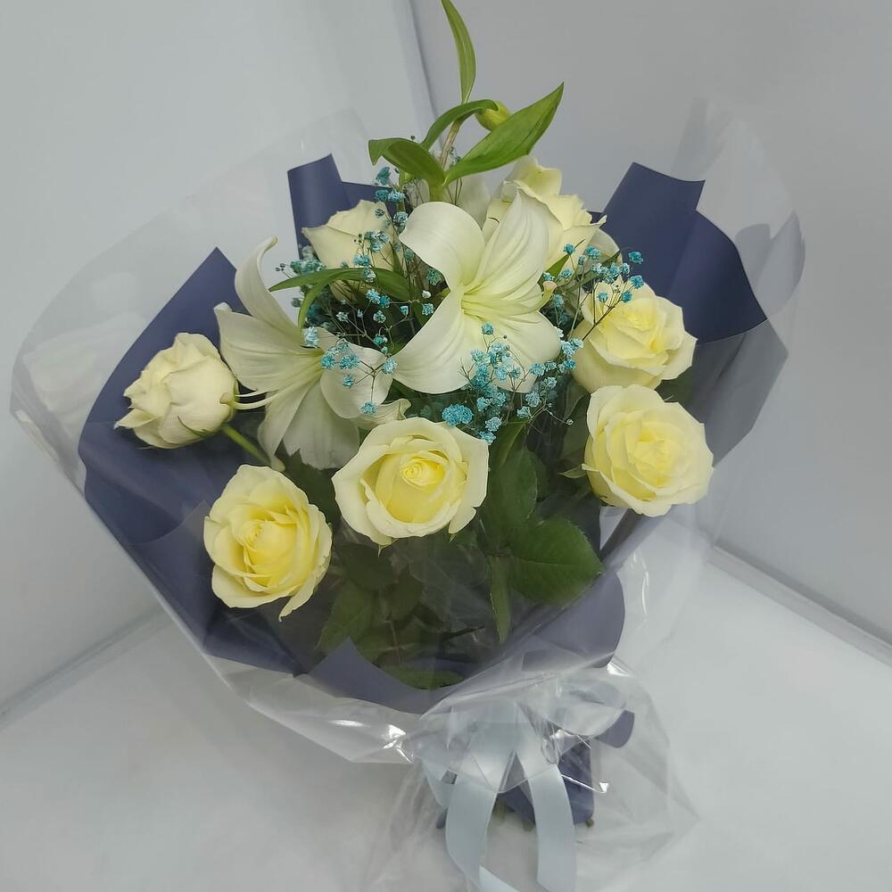 Букет из 7 Роз белых, Лилии и Гипсофилы