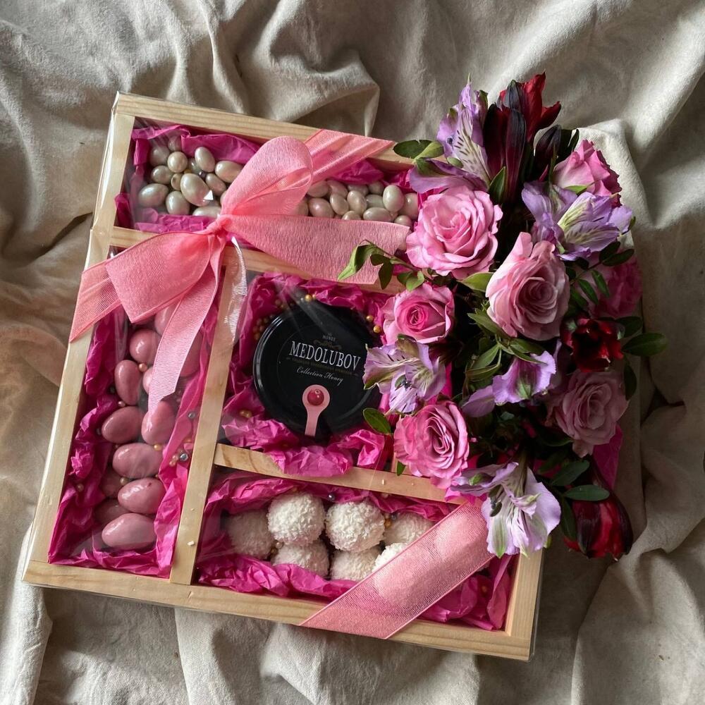 Набор в подарок из орехов в шоколаде, рафаэлло, мeда и роз