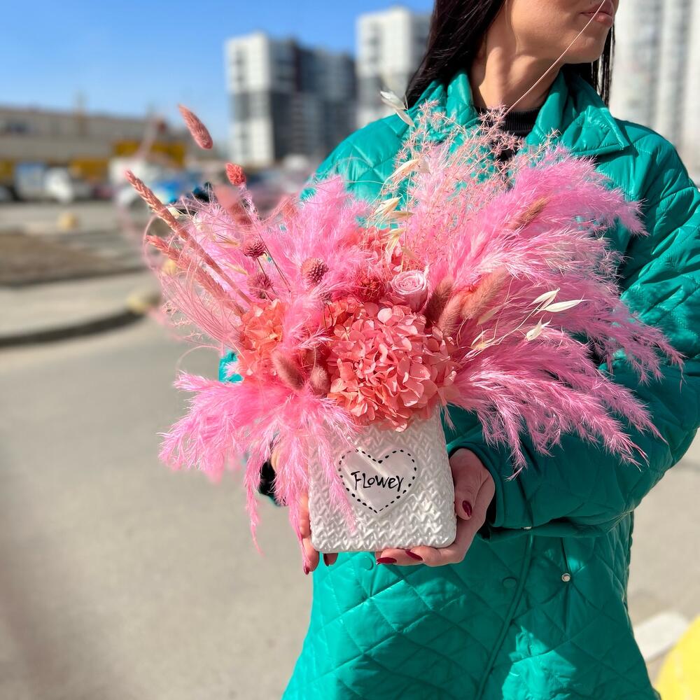 Композиция в керамическом кашпо с гортензией,кортадерией,лагурусом,нигеллой,розой,пшеницей,клевером