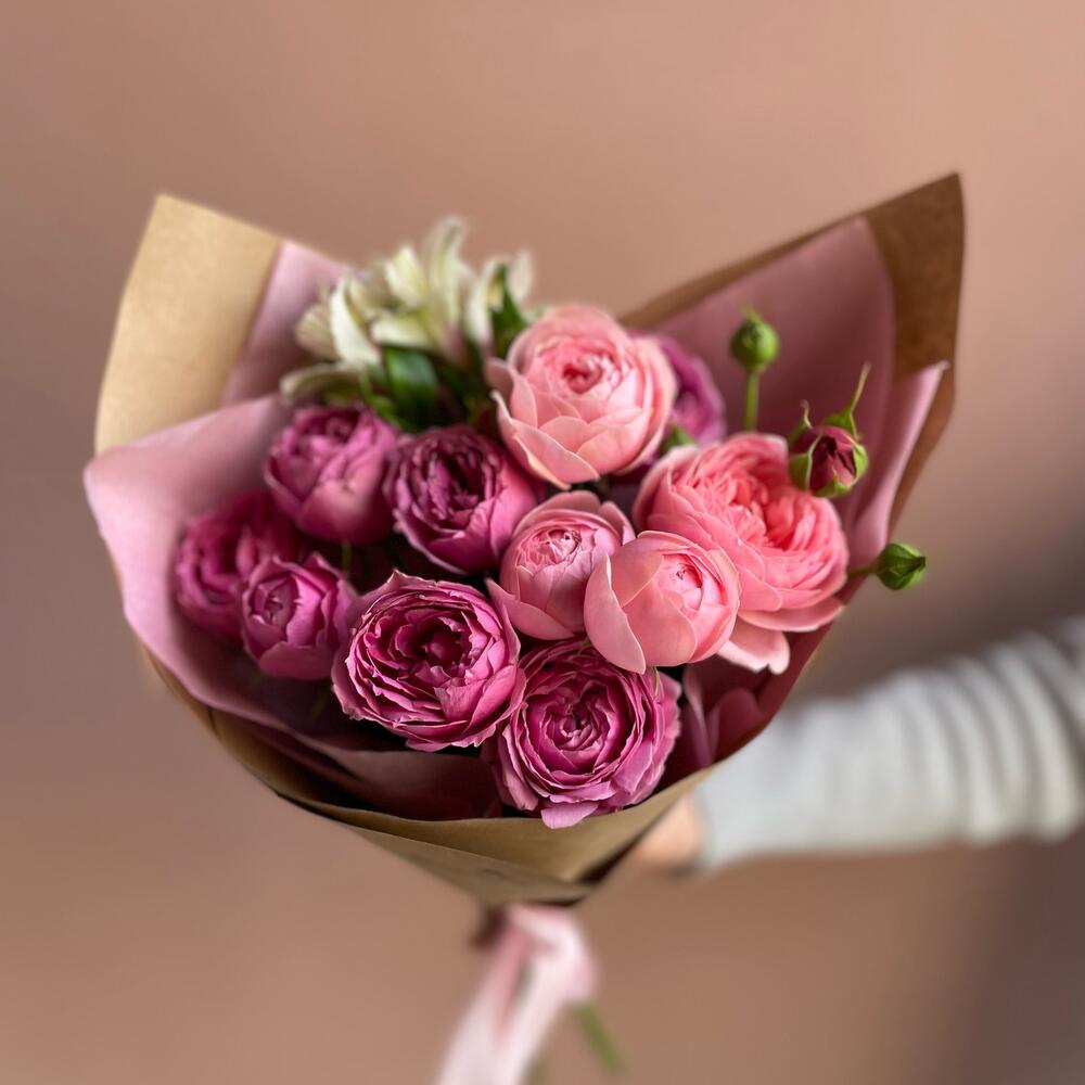 Букет из кустовой пионовидной розы «Ягодный смузи»(Роза кустовая пионовидная Кения , альстромерия )