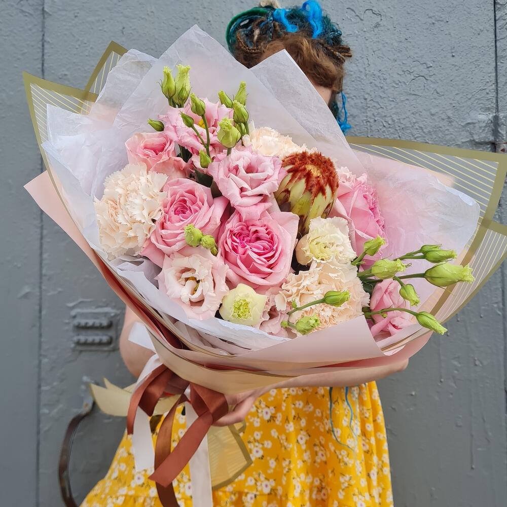 Комплимент из протеи, диантусов и эустомы