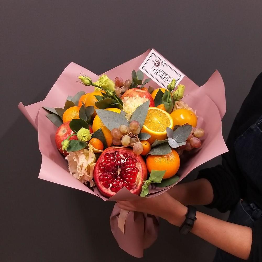 Съедобный букет из сезонных и экзотических фруктов и эустомы 