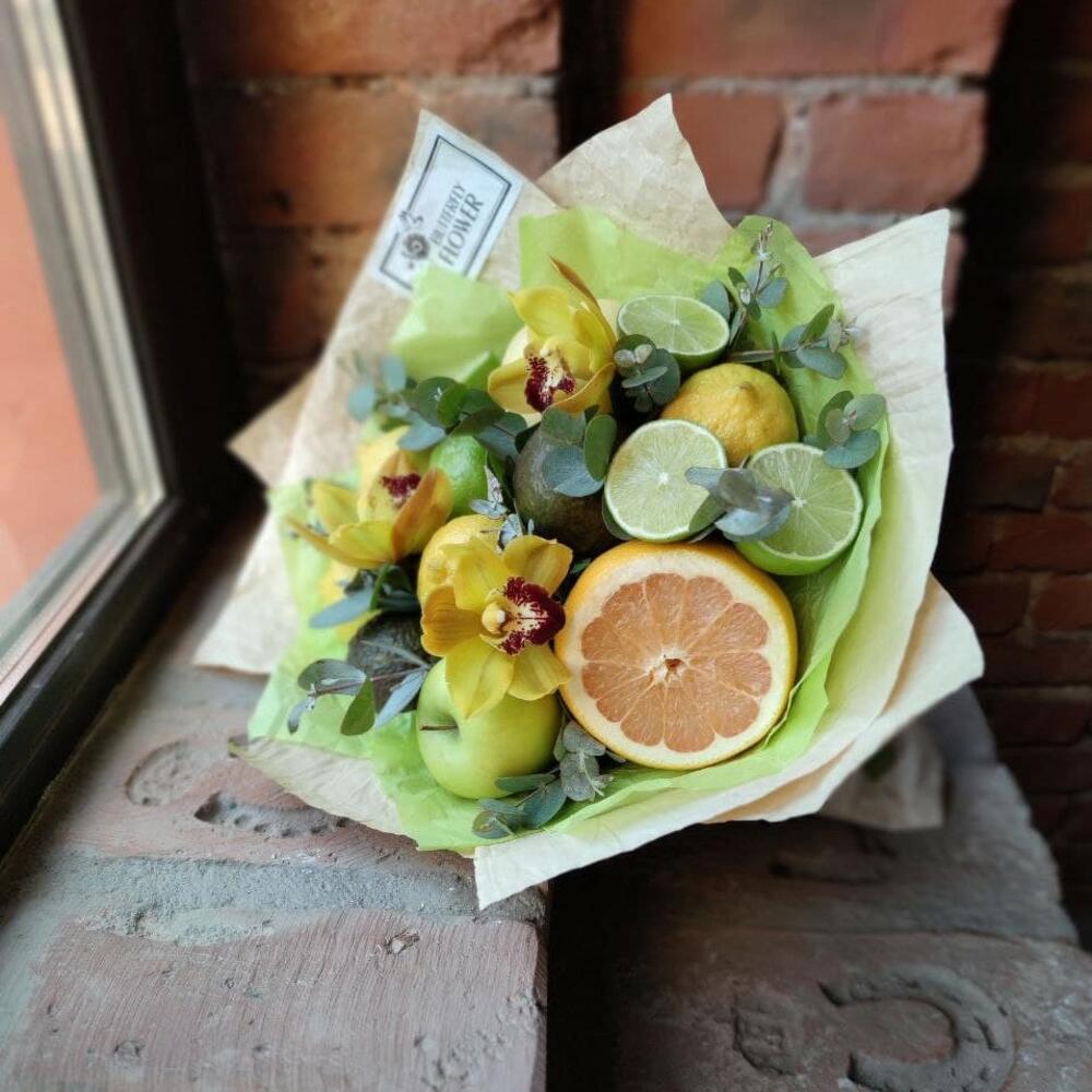 Съедобный зимний букет из орхидеи цимбидиум, лаймов, лимонов, айвы, авокадо и эвкалипта 