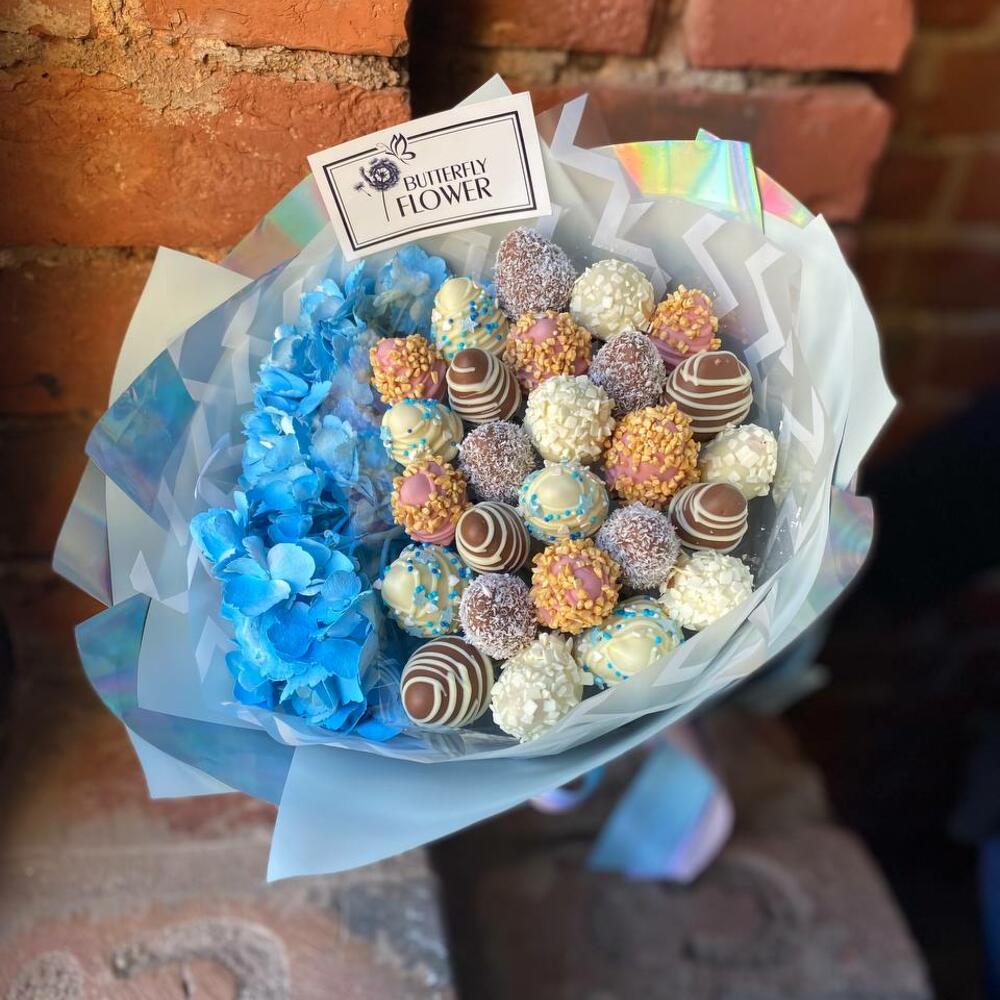 Съедобный фруктовый букет из клубники в шоколаде и гортензии в стильной упаковке 