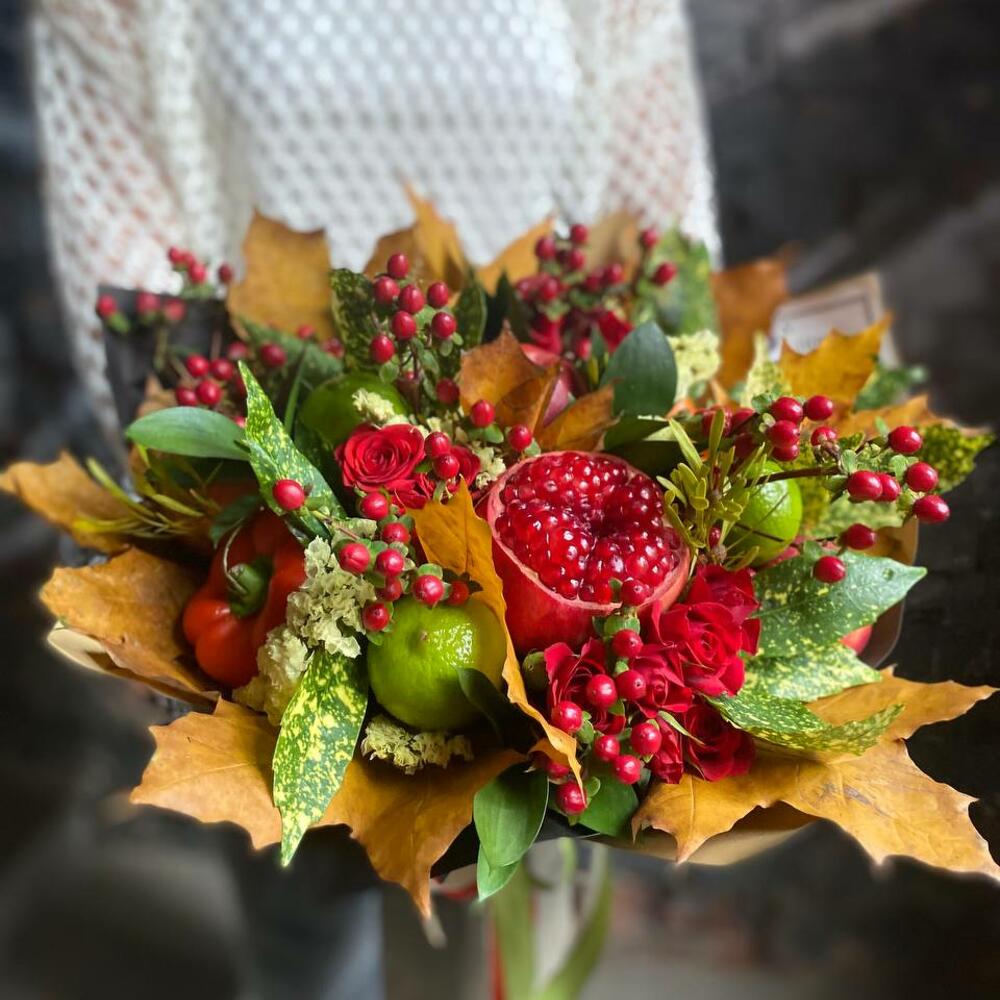 Съедобный овощной букет из граната, болгарского перца, лайма, гиперикума, яблок, кустовых роз и рускуса 