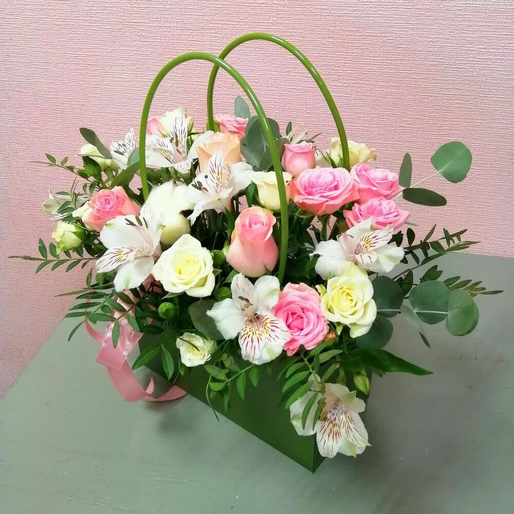 Сумочка с розами и альстромерией Сумочка с розами и альстромерией