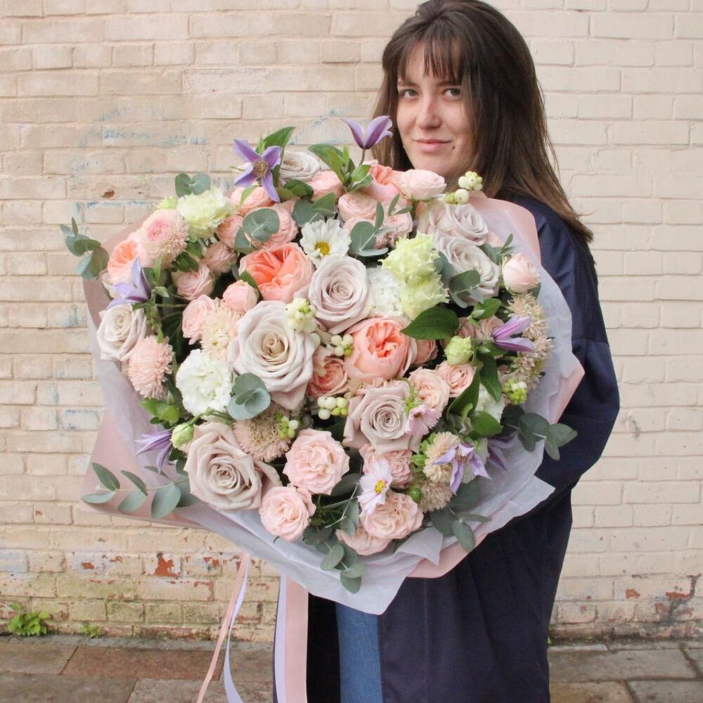 Садовый букет с пионовидными розами, клематисом и эустомой
