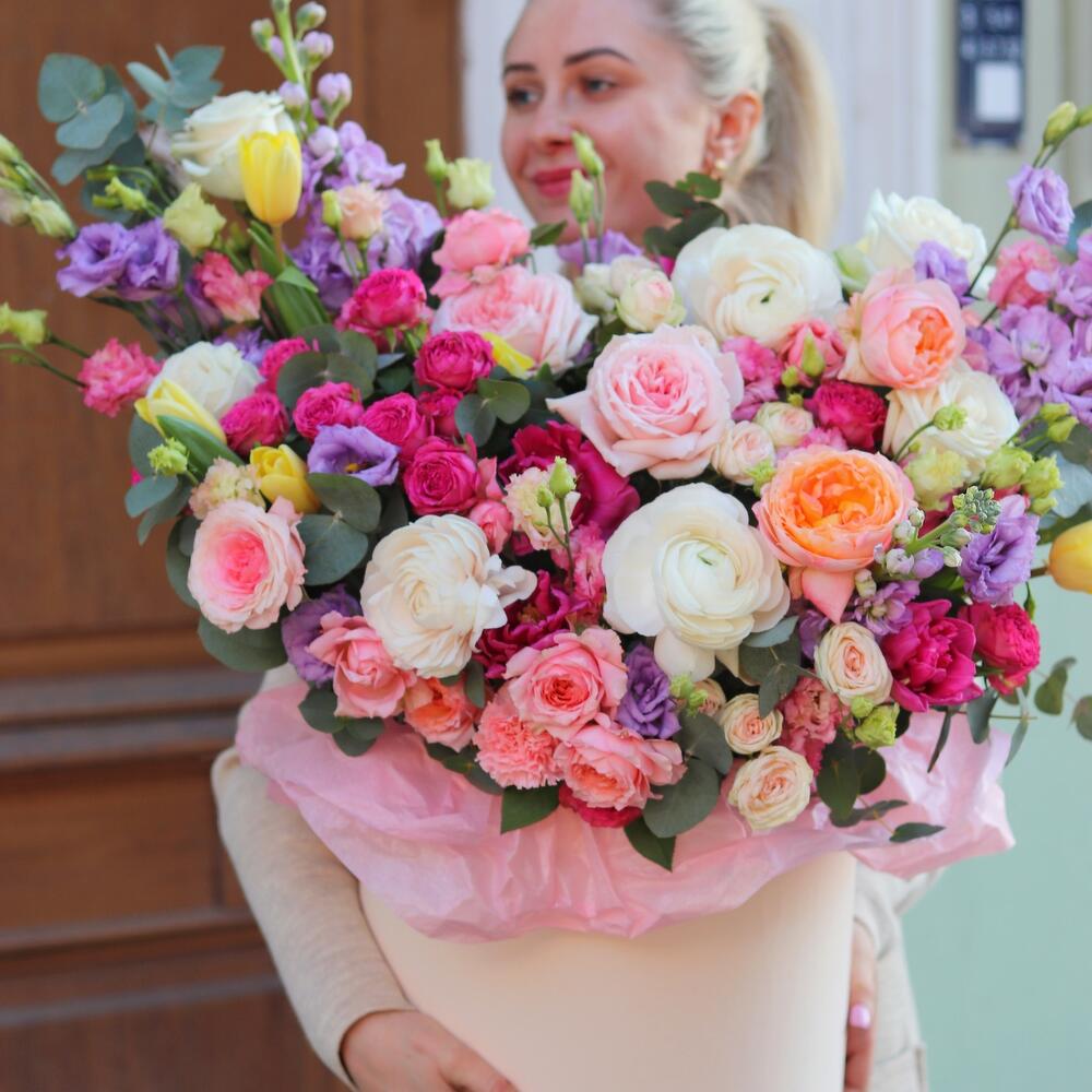 Цветы в большой коробке: садовые розы, лизиантус, маттиола, тюльпаны