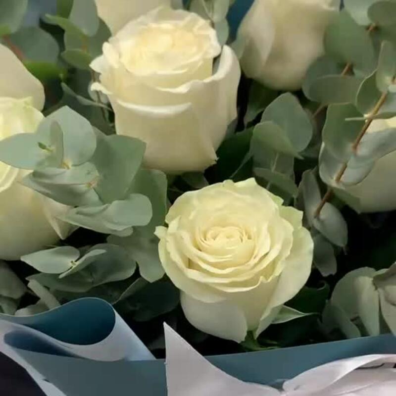 Розы белоснежные с эвкалиптом Розы белоснежные с эвкалиптом