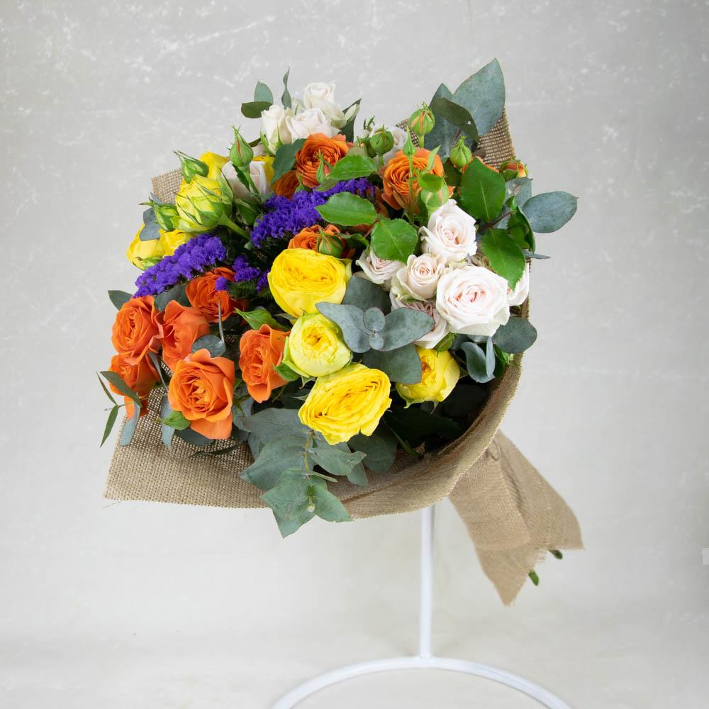 Bouquet of spray roses with statice