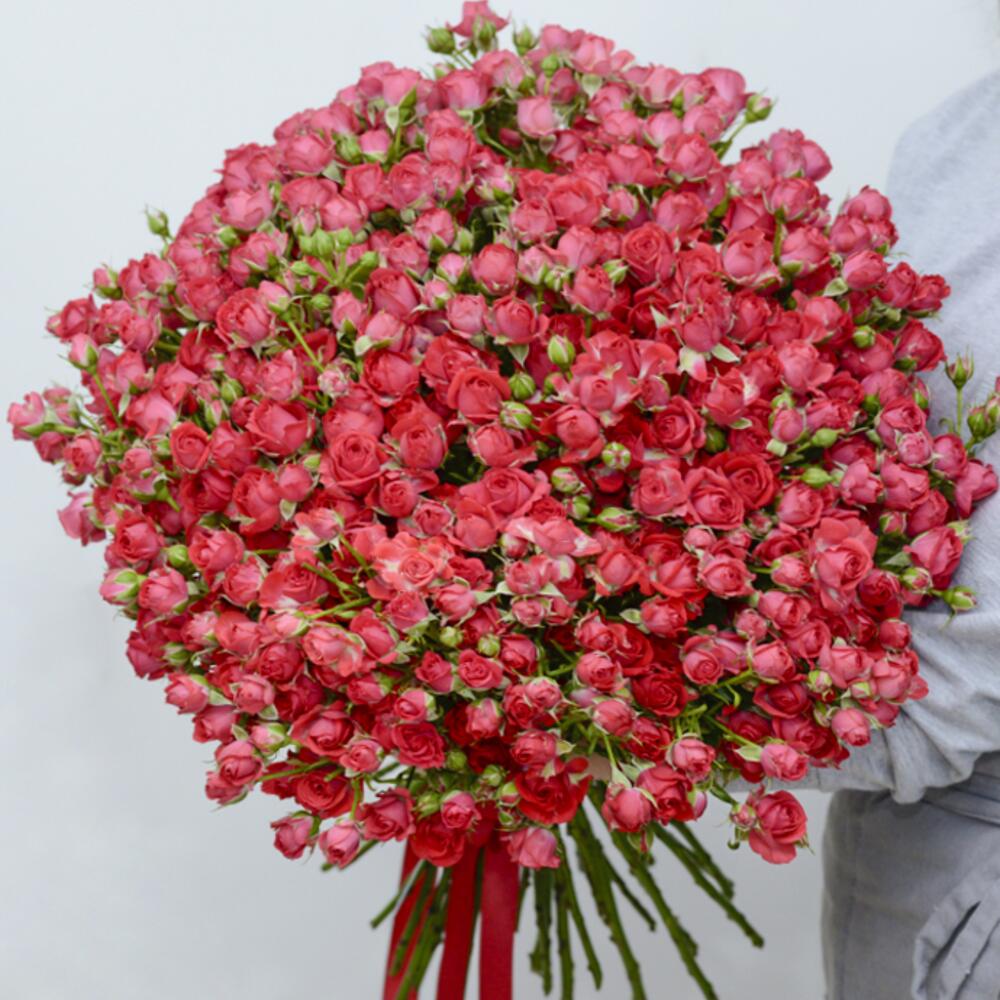 Красный букет из кустовых роз