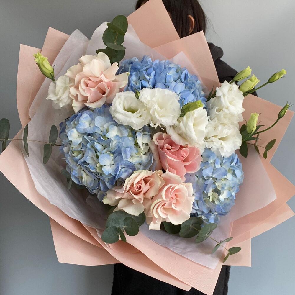 Авторский букет с голубыми гортензиями