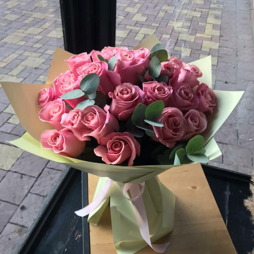 25 розовых роз сорта Hermosa с эвкалиптом