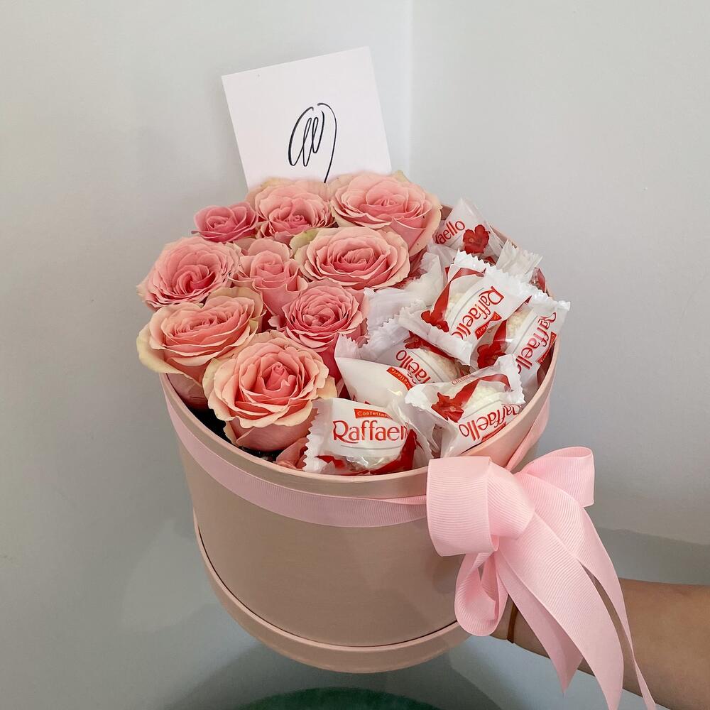 Розы со сладостями в коробке