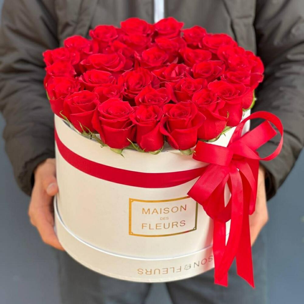 25 роз в брендовой коробке