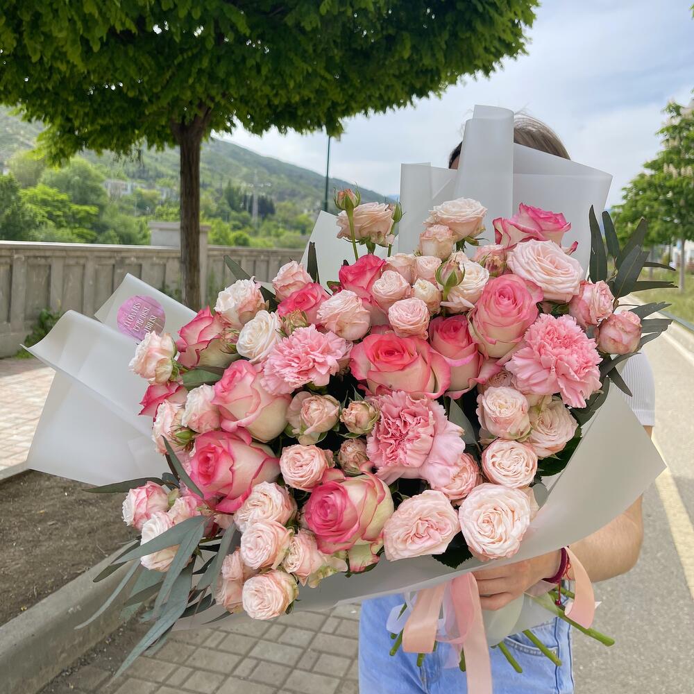 Букет микс из роз и диантусов