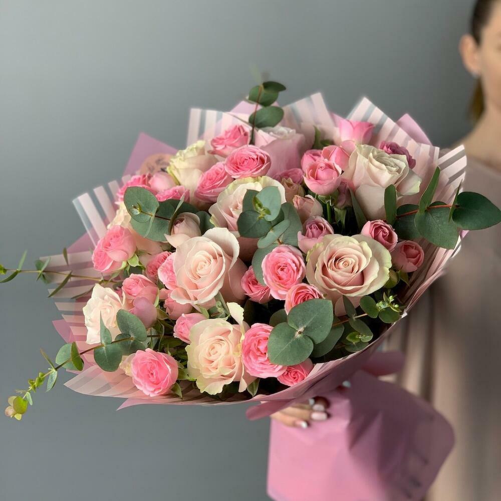 Микс из роз и зелени