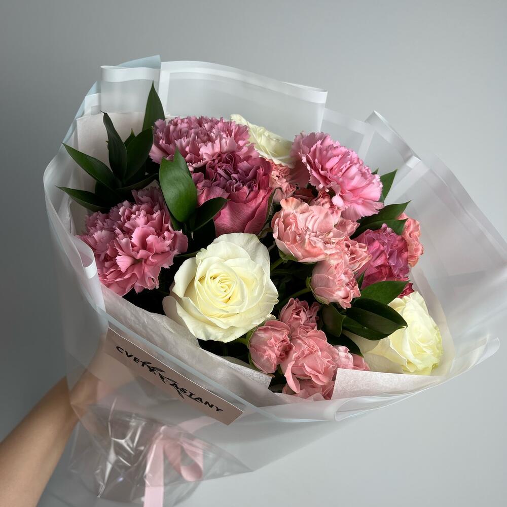 Букет с диантусами и пиновидными розами