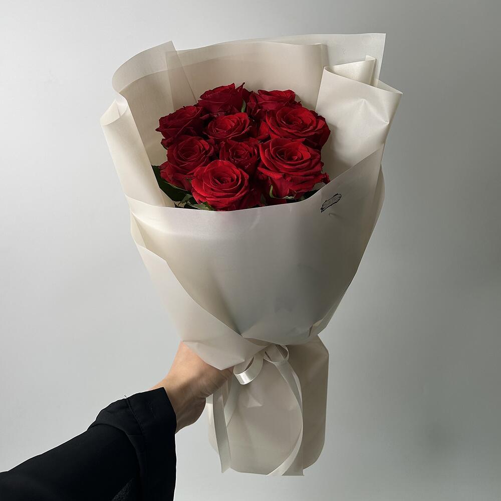 9 червоних троянд