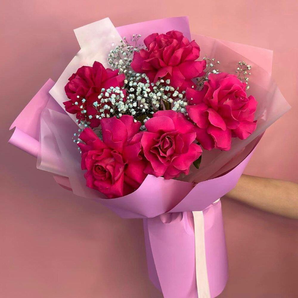 Пять французских роз с гипсофилой