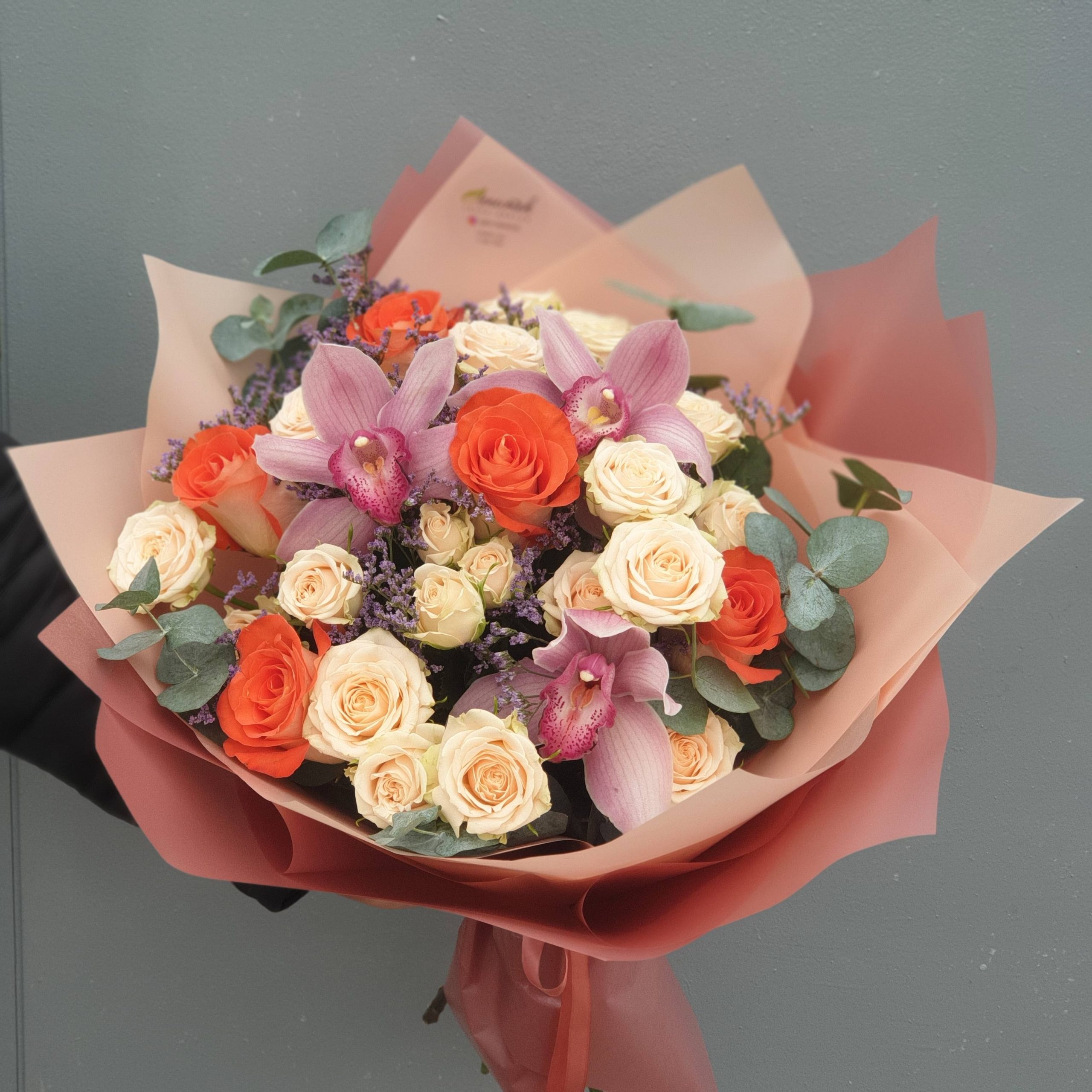 Букетик в тёплых тонах из орхидей, кустовой и одноголовой розы