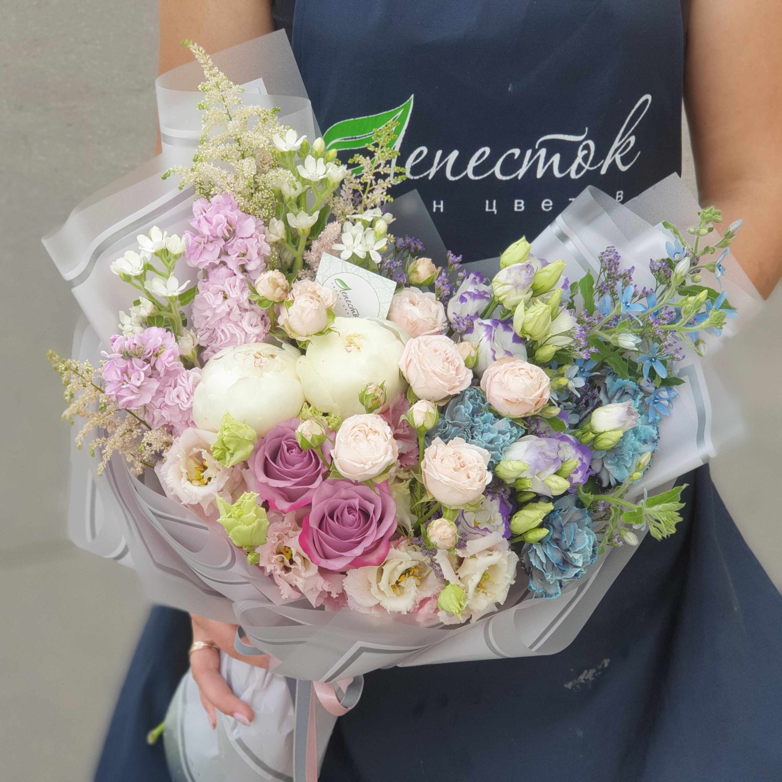 Букет из маттиолы, твидии, пионов и эустомы